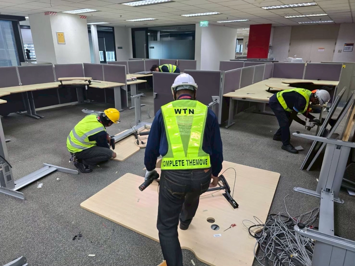 ผลงานการรื้อถอดขนย้ายประกอบติดตั้งเฟอร์นิเจอร์โต๊ะทำงาน